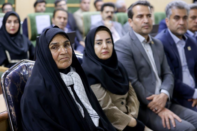 رئیس‌جمهور از بانوی مقاوم کرمانشاهی در دیدار با نخبگان تجلیل کرد