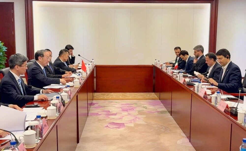 تأکید وزیر ارتباطات بر حرکت در مسیر توسعه همکاری‌های فناورانه تهران و پکن